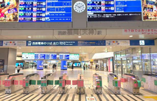 福岡（天神）駅の改札の写真