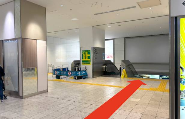 福岡（天神）駅の改札先の階段の写真