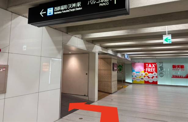 天神駅の西鉄福岡（天神）駅の出口の階段の写真